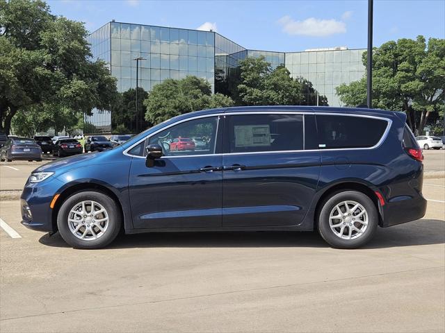 Photo of 2025 Fathom Blue Pearlcoat Chrysler Pacifica