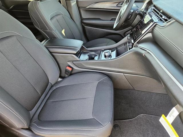 Photo of 2025 Diamond Black Crystal Pearlcoat Jeep Grand Cherokee L