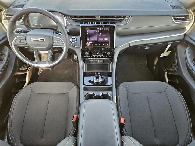 Photo of 2025 Diamond Black Crystal Pearlcoat Jeep Grand Cherokee L