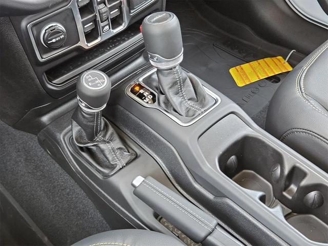 Photo of 2025 Bright White Jeep Gladiator