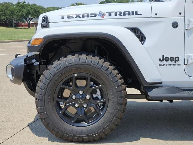Photo of 2025 Bright White Jeep Gladiator