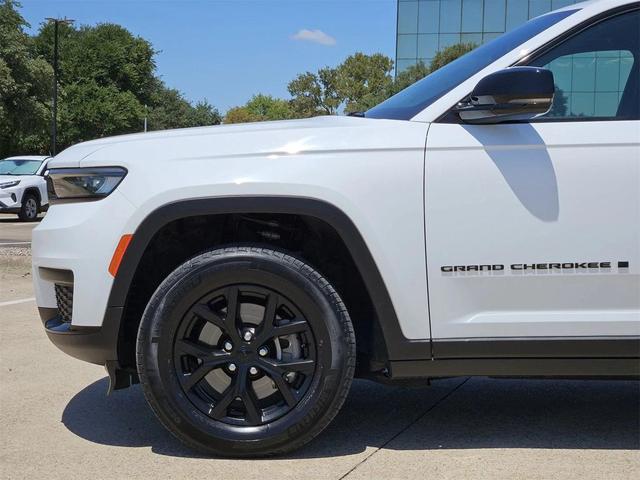 Photo of 2024 Bright White Jeep Grand Cherokee L