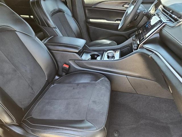 Photo of 2024 Bright White Jeep Grand Cherokee L