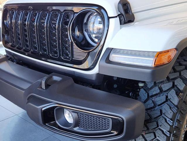 Photo of 2025 Bright White Clearcoat Jeep Gladiator