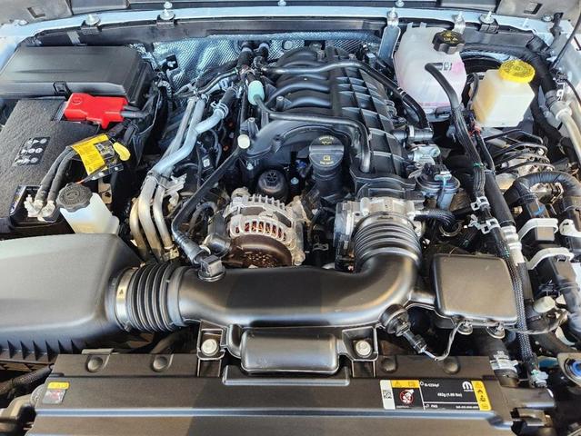 Photo of 2025 Bright White Clearcoat Jeep Gladiator