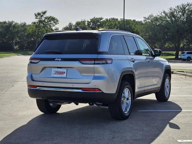 Photo of 2025 Silver Zynith Jeep Grand Cherokee