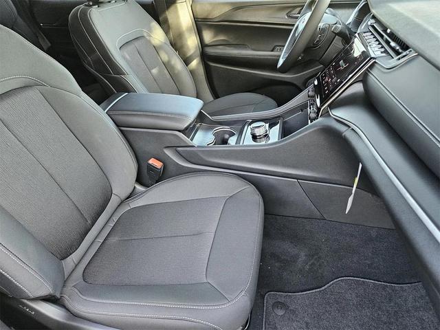 Photo of 2025 Silver Zynith Jeep Grand Cherokee