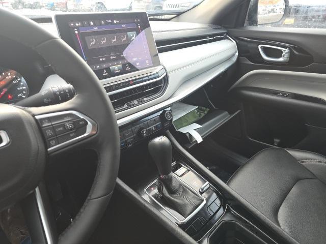 Photo of 2024 Diamond Black Crystal Pearlcoat Jeep Compass