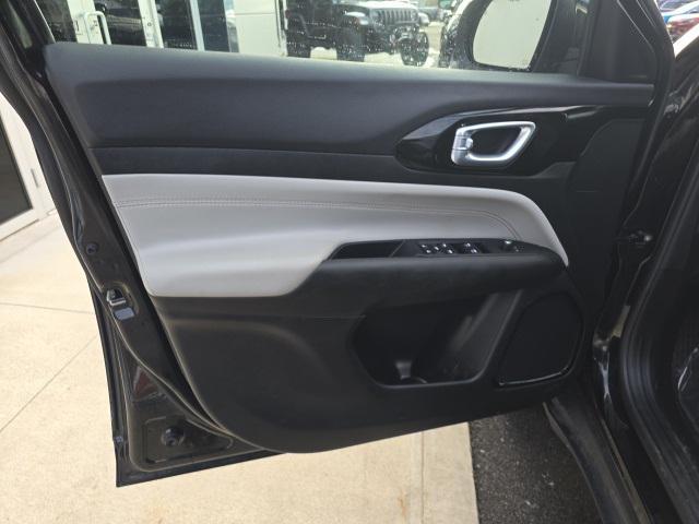 Photo of 2024 Diamond Black Crystal Pearlcoat Jeep Compass
