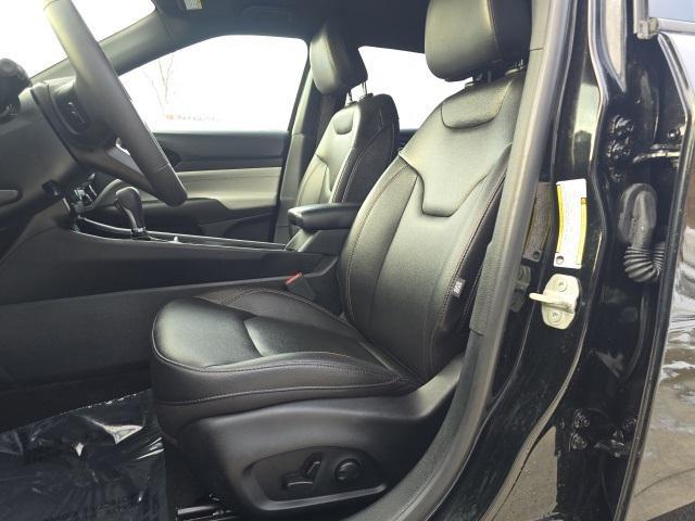 Photo of 2024 Diamond Black Crystal Pearlcoat Jeep Compass