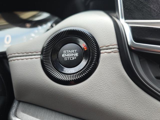 Photo of 2024 Diamond Black Crystal Pearlcoat Jeep Compass