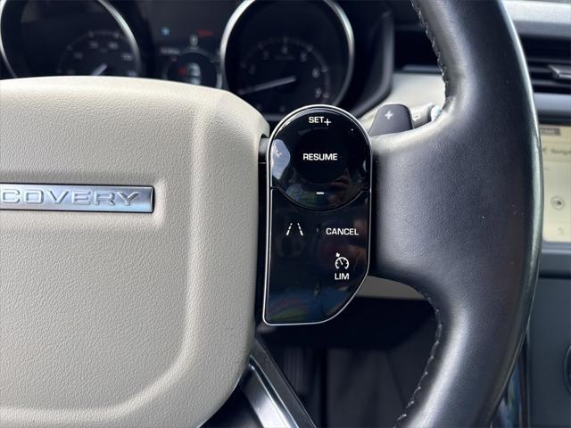 Photo of 2019 Fuji White Land Rover Discovery