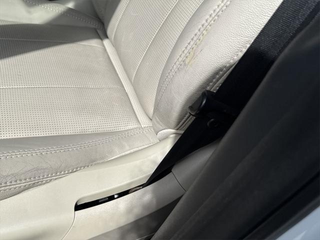 Photo of 2019 Fuji White Land Rover Discovery