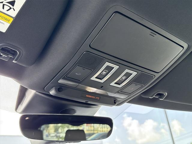 Photo of 2019 Fuji White Land Rover Discovery