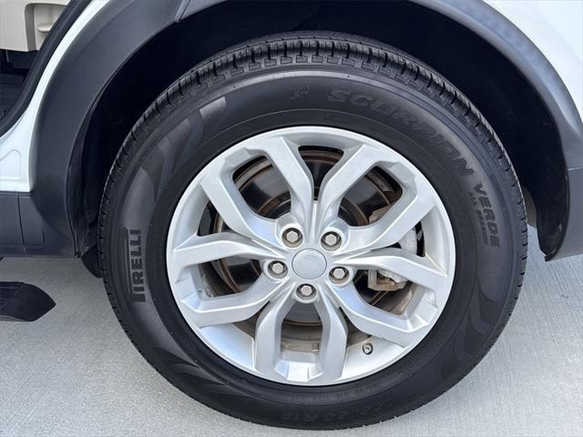 Photo of 2019 Fuji White Land Rover Discovery