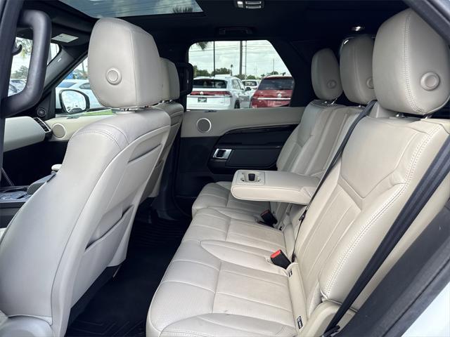 Photo of 2019 Fuji White Land Rover Discovery