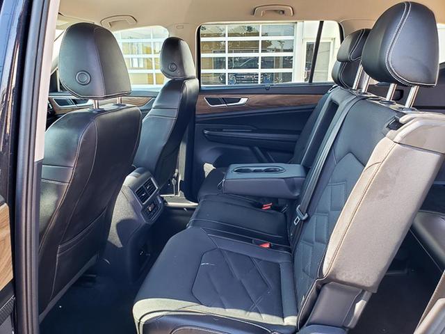 Photo of 2024 Deep Black Pearl Volkswagen Atlas