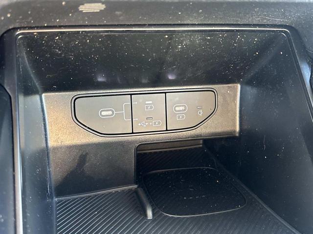 Photo of 2025 Glacial White Pearl Kia Sorento
