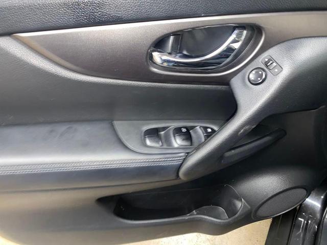 Photo of 2016 Magnetic Black Nissan Rogue