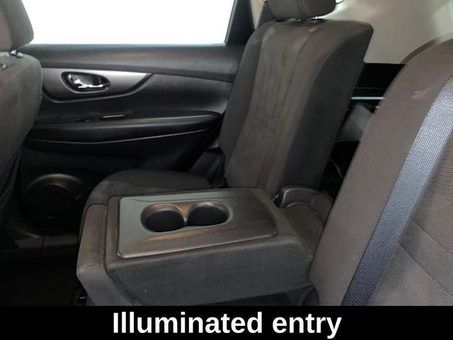 Photo of 2016 Magnetic Black Nissan Rogue