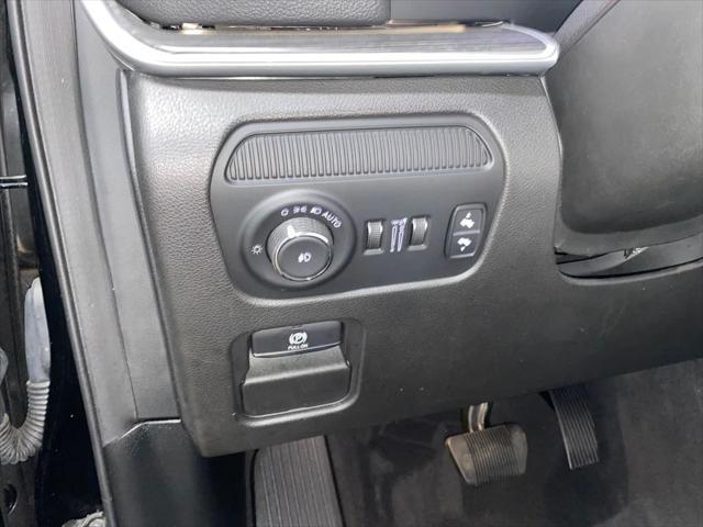 Photo of 2023 Diamond Black Crystal Pearlcoat Jeep Wagoneer L