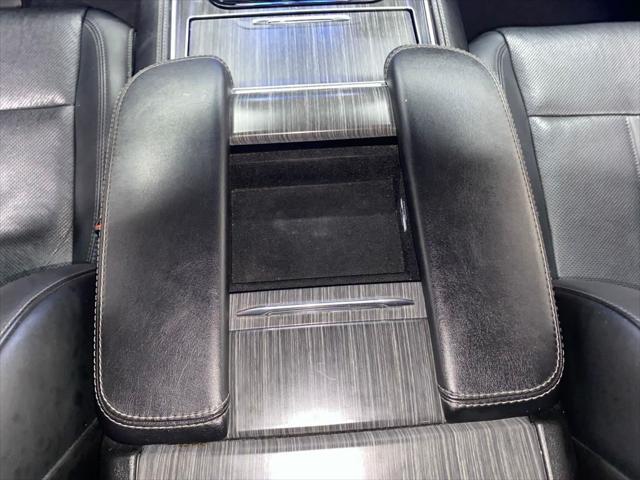 Photo of 2023 Diamond Black Crystal Pearlcoat Jeep Wagoneer L