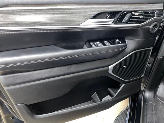 Photo of 2023 Diamond Black Crystal Pearlcoat Jeep Wagoneer L
