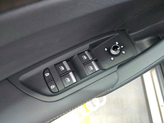Photo of 2025 Glacier White Metallic Audi Q5