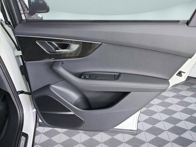 Photo of 2025 Carrara White Audi Q7