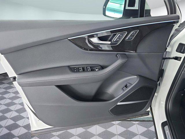 Photo of 2025 Carrara White Audi Q7