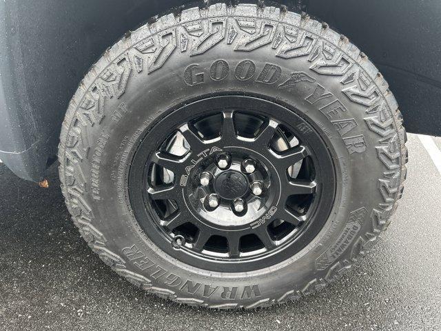 Photo of 2023 Summit White GMC Sierra 1500