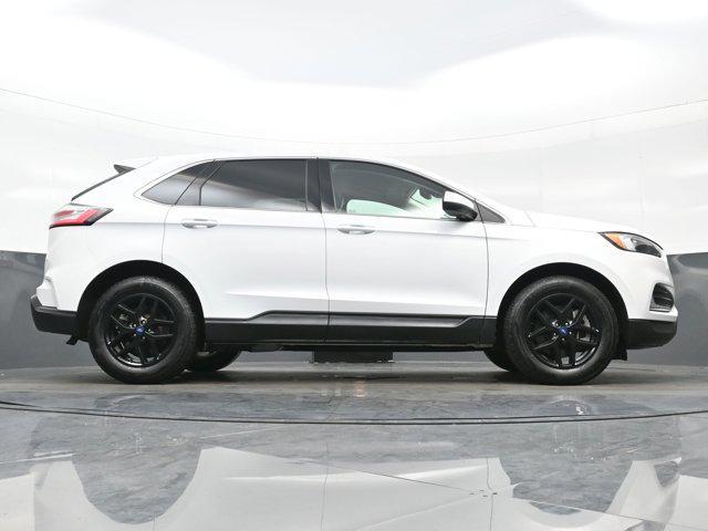Photo of 2022 Oxford White Ford Edge