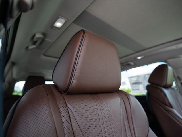 Photo of 2026 Platinum White Pearl Acura MDX