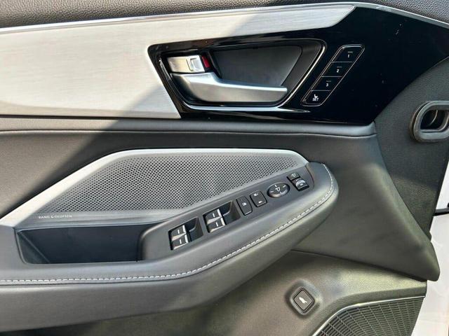 Photo of 2025 Platinum White Pearl Acura MDX