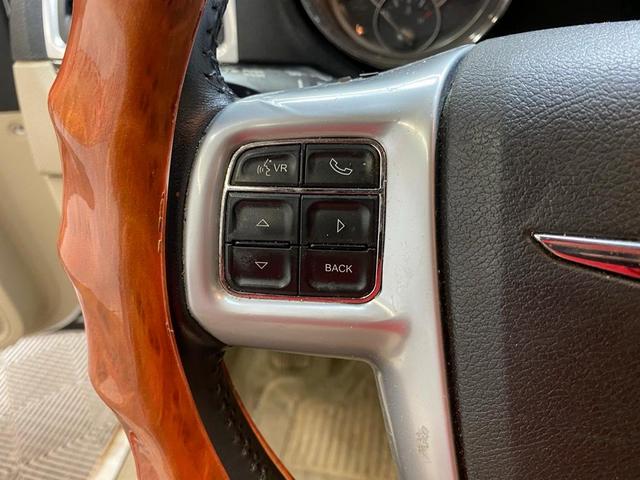 Photo of 2014 Ivory Tri Coat Pearl Chrysler 300