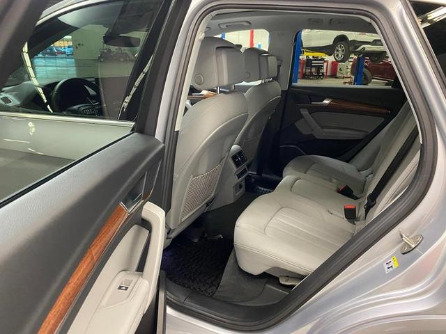 Photo of 2021 Florett Silver Metallic Audi Q5