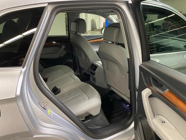 Photo of 2021 Florett Silver Metallic Audi Q5