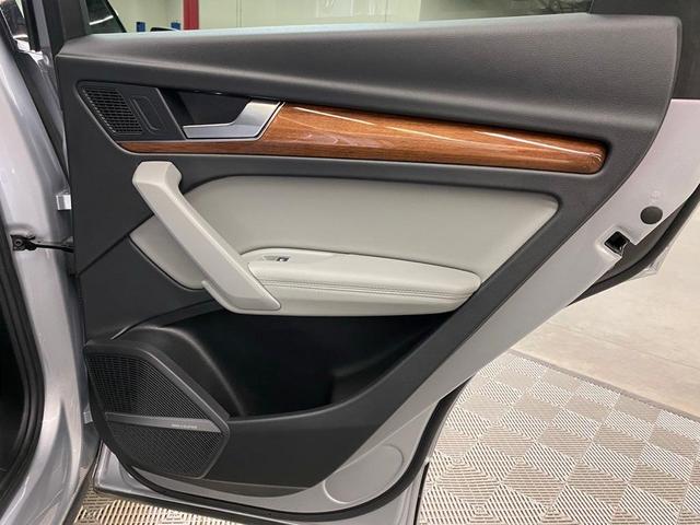 Photo of 2021 Florett Silver Metallic Audi Q5