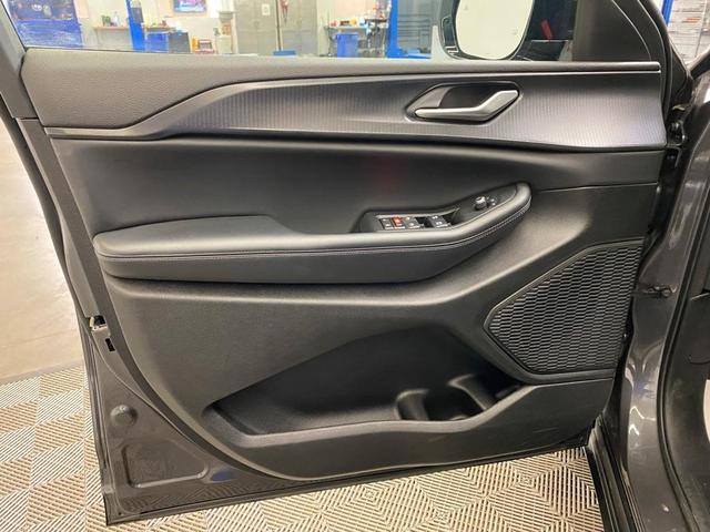 Photo of 2024 Metallic Jeep Grand Cherokee