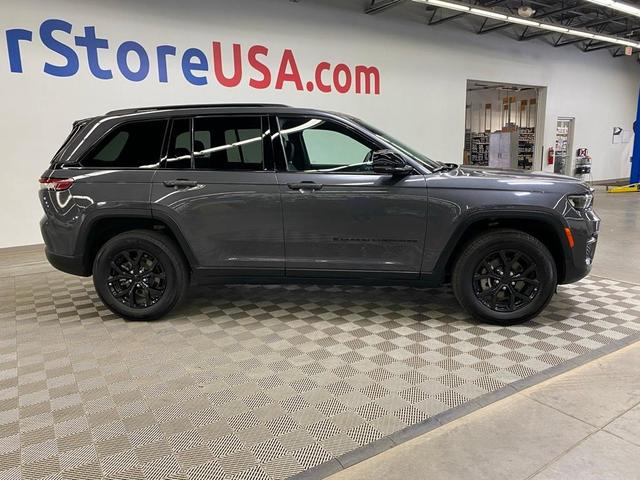 Photo of 2024 Metallic Jeep Grand Cherokee