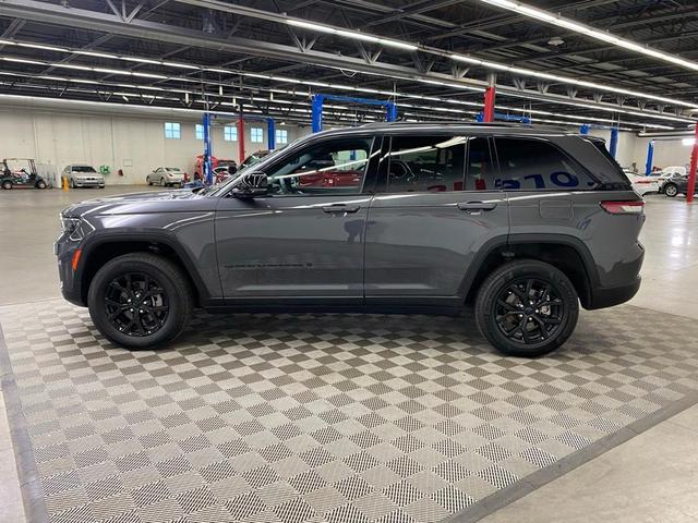 Photo of 2024 Metallic Jeep Grand Cherokee