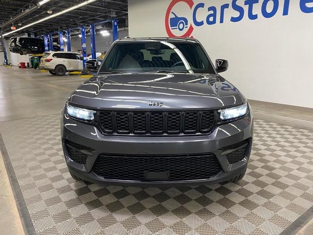 Photo of 2024 Metallic Jeep Grand Cherokee