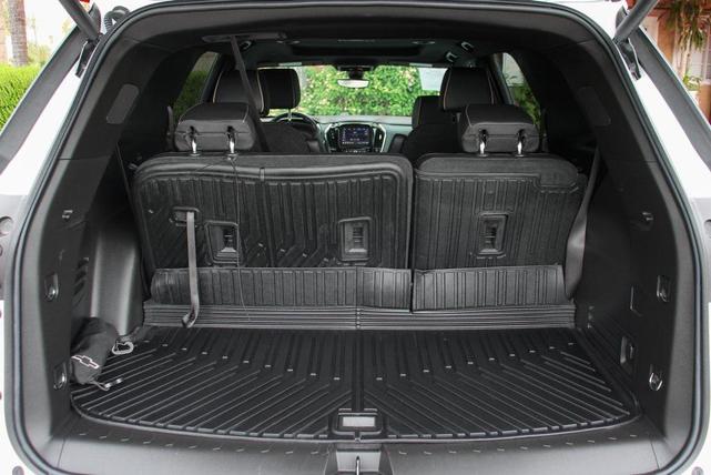 Photo of 2023 Summit White Chevrolet Traverse