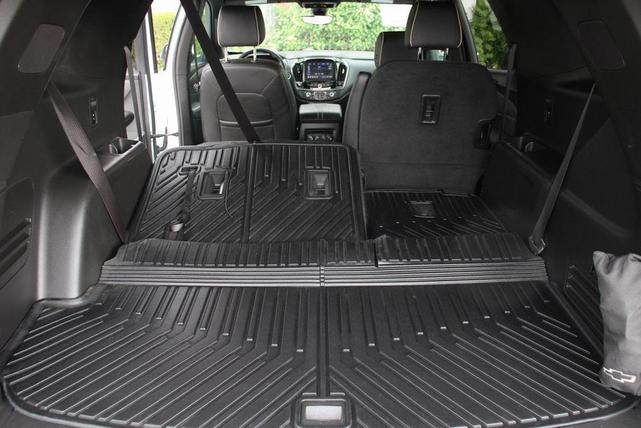 Photo of 2023 Summit White Chevrolet Traverse