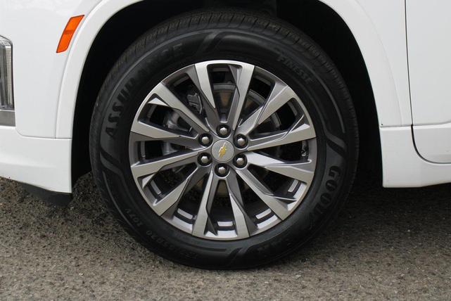 Photo of 2023 Summit White Chevrolet Traverse
