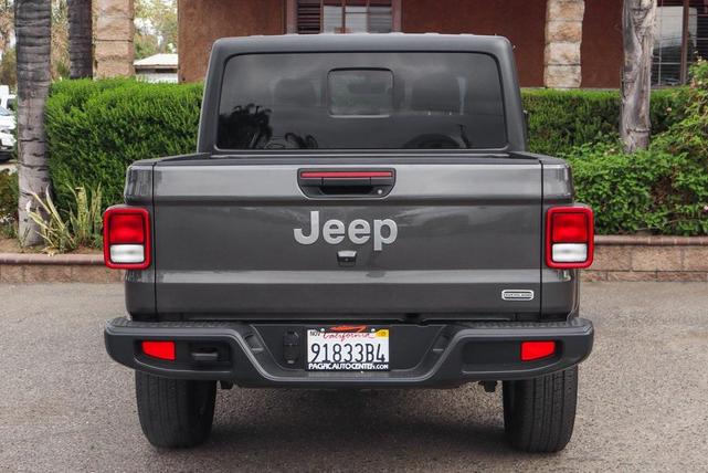 Photo of 2023 Granite Crystal Metallic Clearcoat Jeep Gladiator