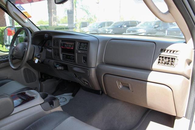 Photo of 2003 Oxford White Clearcoat Ford Excursion