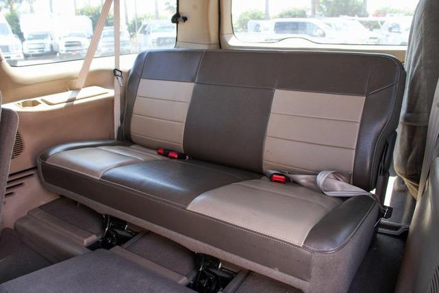 Photo of 2003 Oxford White Clearcoat Ford Excursion