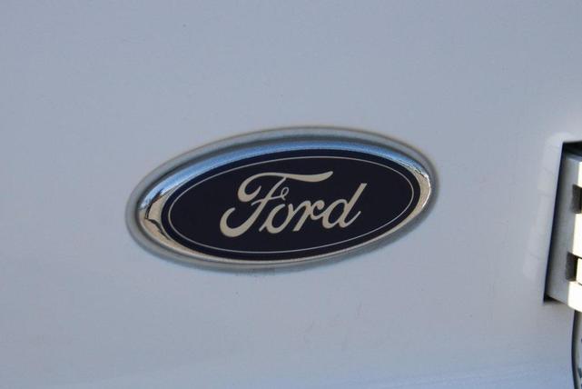 Photo of 2003 Oxford White Clearcoat Ford Excursion