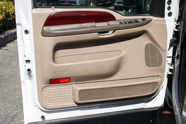 Photo of 2003 Oxford White Clearcoat Ford Excursion
